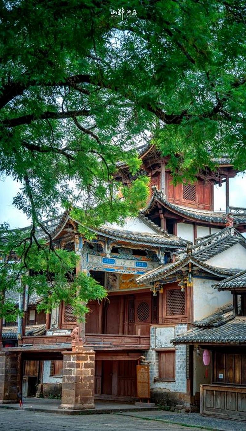 Maisons en bois et ruelles de pierre dans la vieille ville de Shaxi, au Yunnan