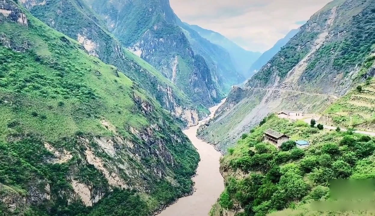 Le fleuve Jinsha qui traverse les Gorges du Saut du Tigre sous les cimes enneigées